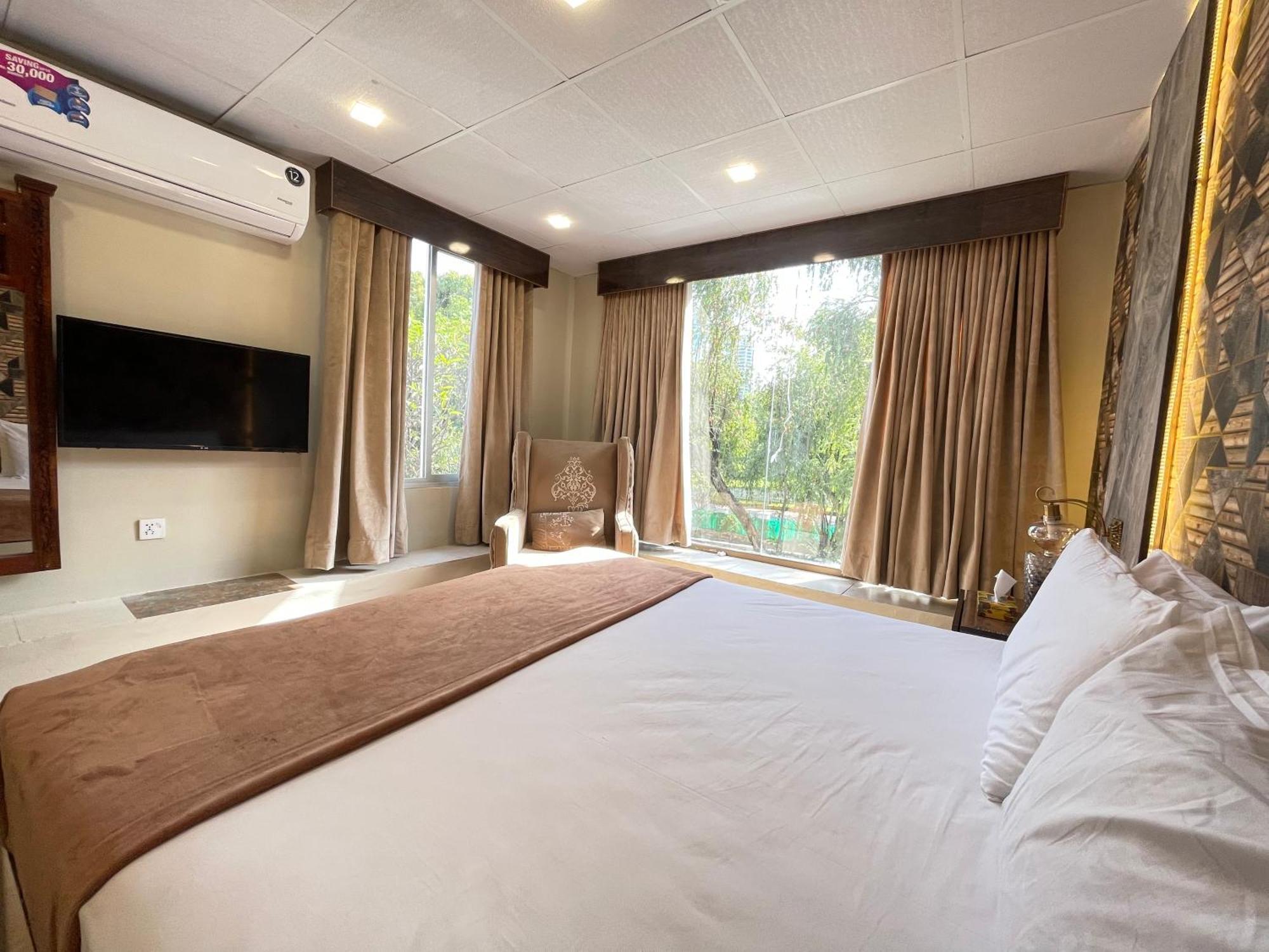 The Life Style Lodges Opp Centaurus Mall Исламабад Экстерьер фото