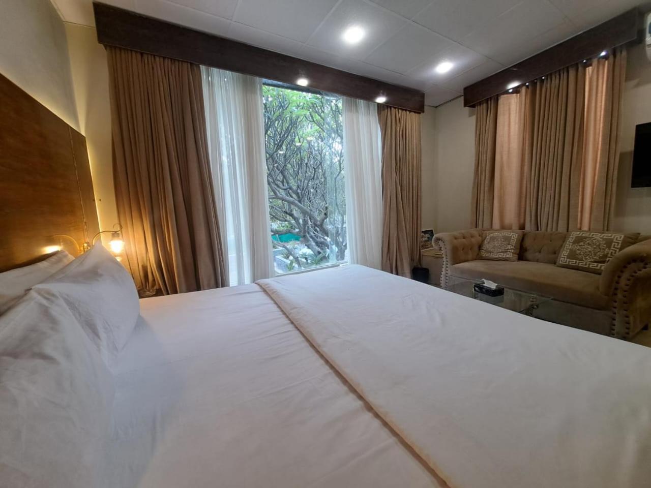 The Life Style Lodges Opp Centaurus Mall Исламабад Экстерьер фото