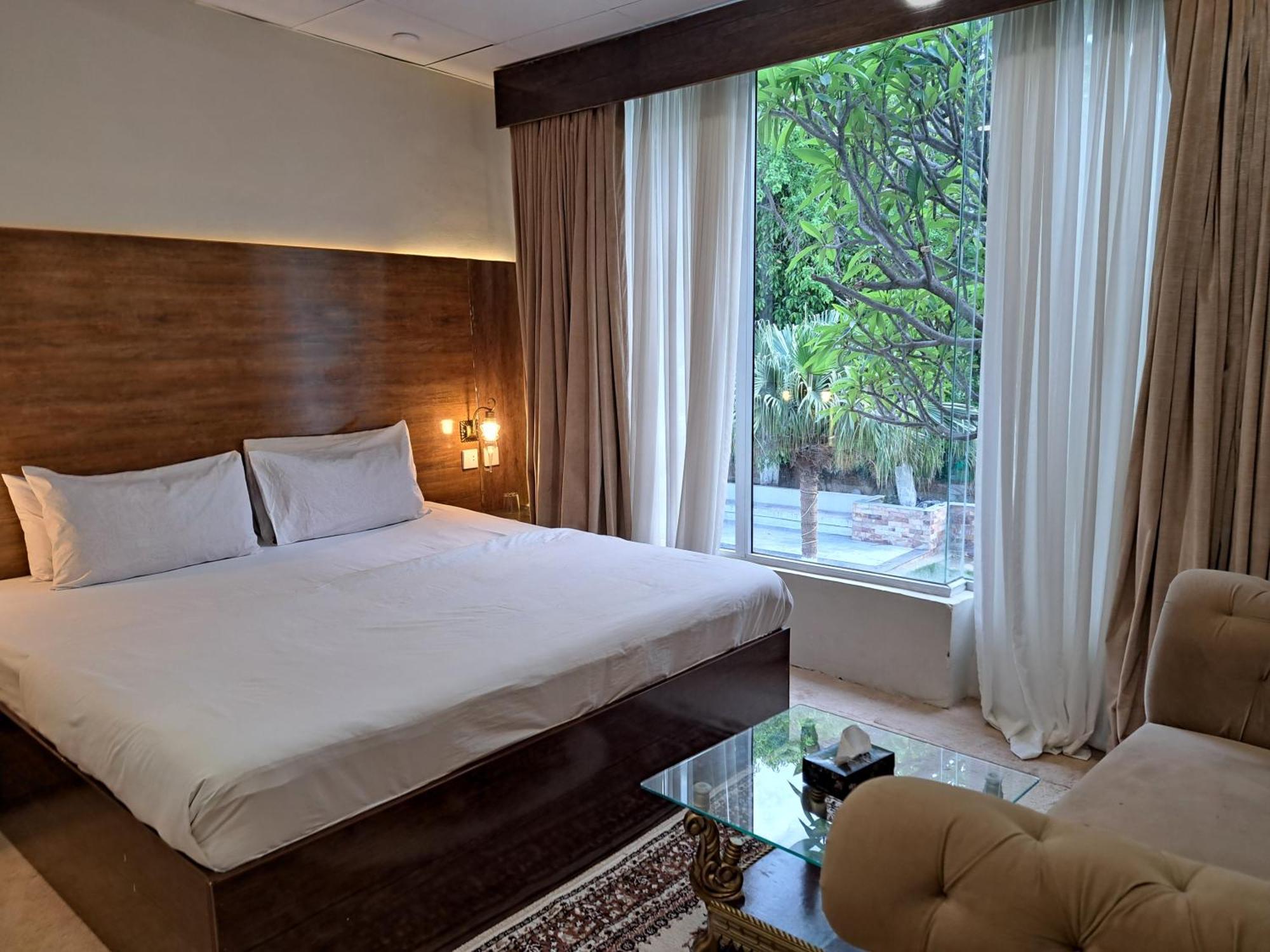 The Life Style Lodges Opp Centaurus Mall Исламабад Экстерьер фото