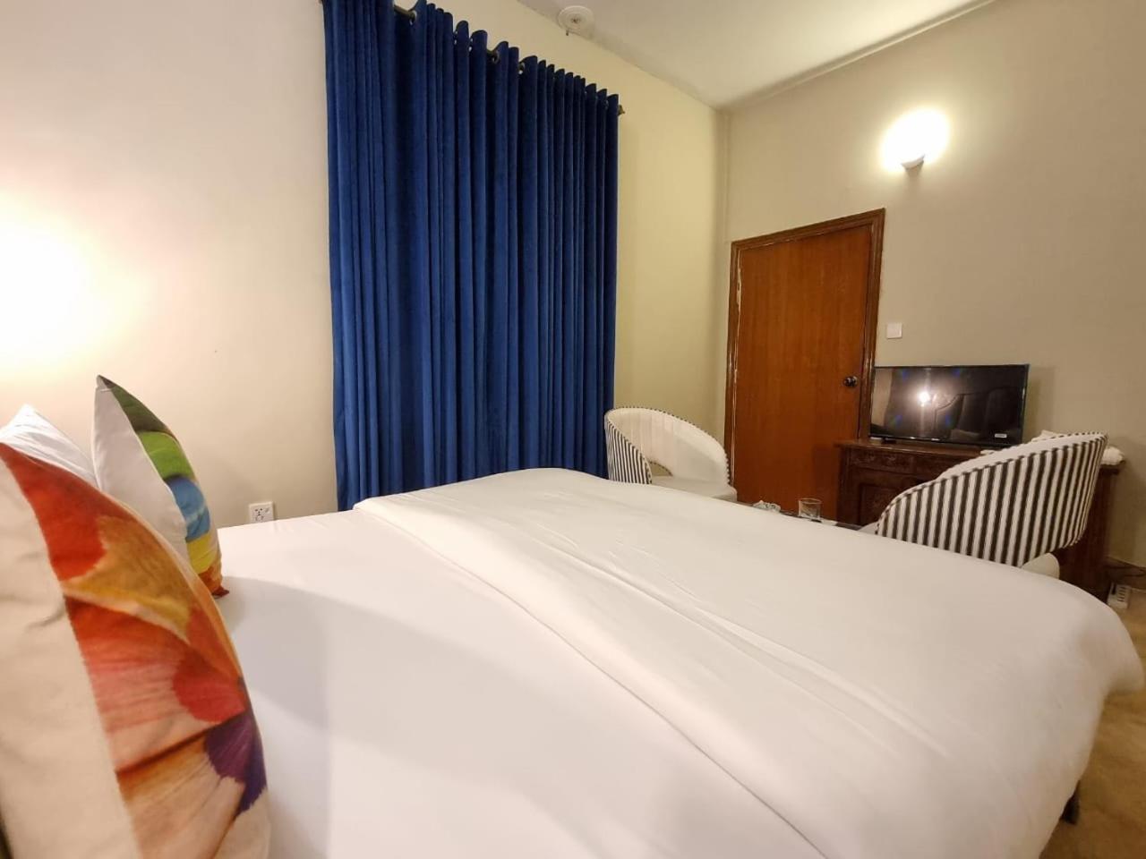 The Life Style Lodges Opp Centaurus Mall Исламабад Экстерьер фото