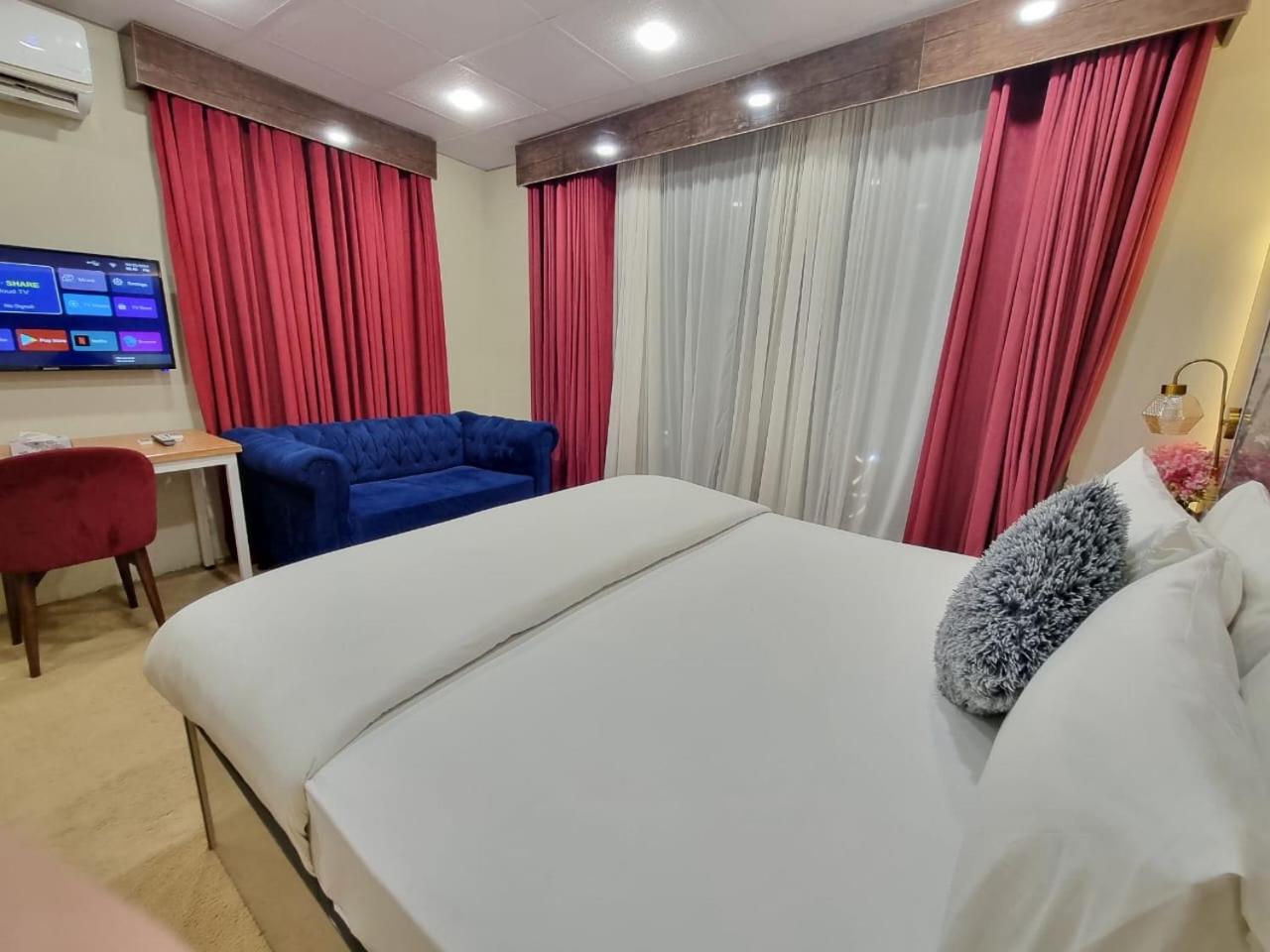 The Life Style Lodges Opp Centaurus Mall Исламабад Экстерьер фото