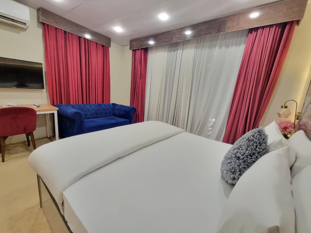 The Life Style Lodges Opp Centaurus Mall Исламабад Экстерьер фото