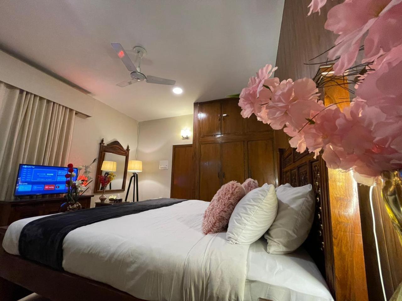 The Life Style Lodges Opp Centaurus Mall Исламабад Экстерьер фото
