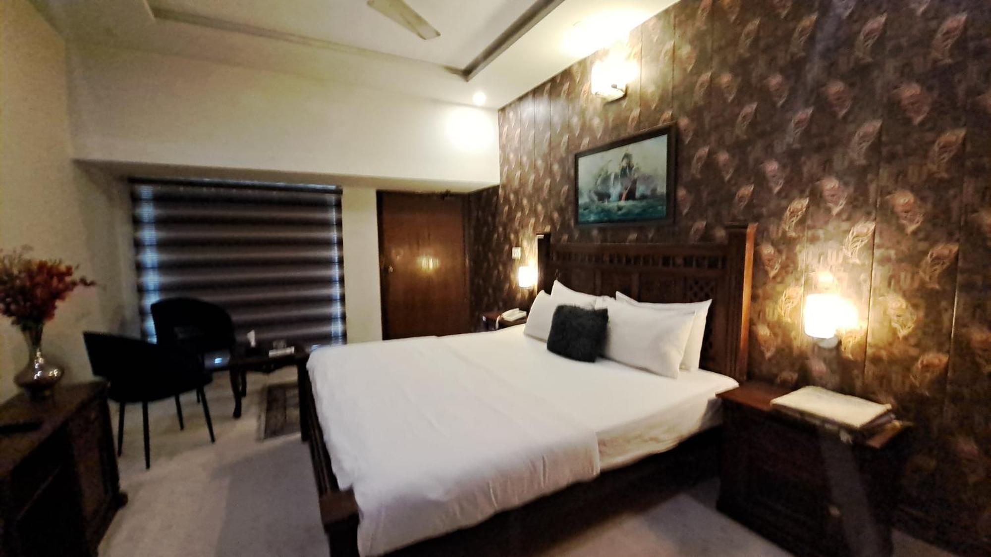 The Life Style Lodges Opp Centaurus Mall Исламабад Экстерьер фото