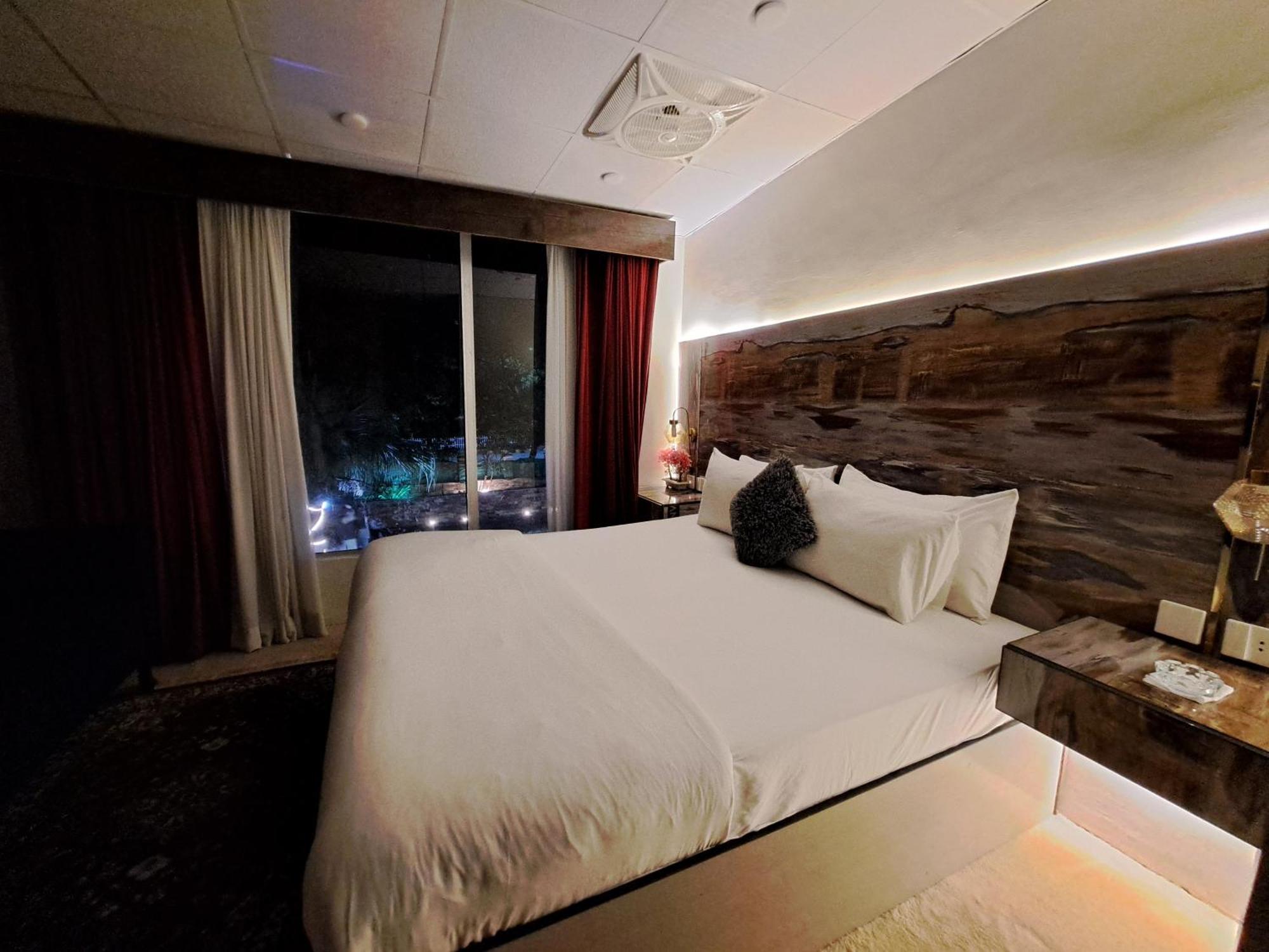The Life Style Lodges Opp Centaurus Mall Исламабад Экстерьер фото