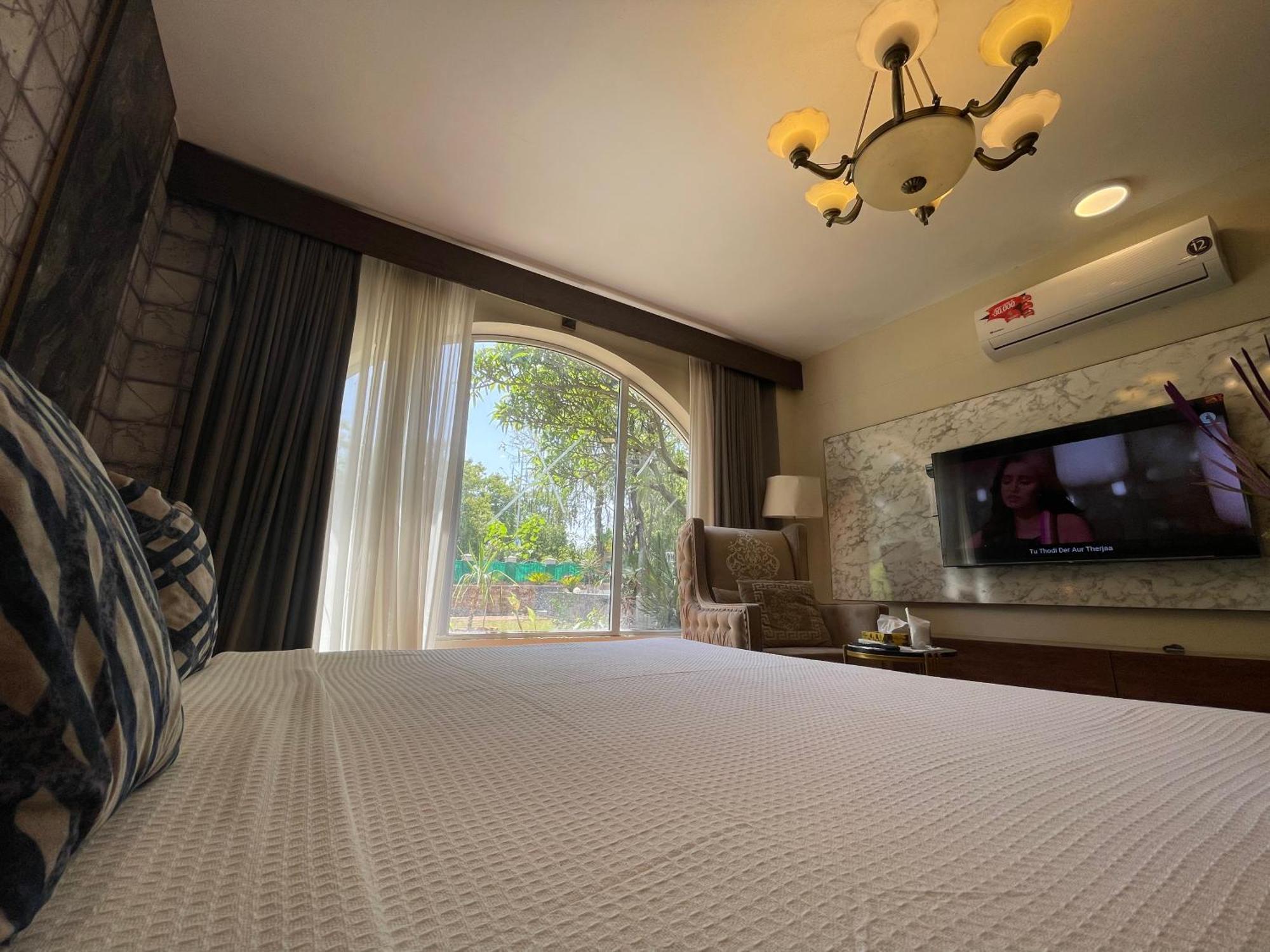 The Life Style Lodges Opp Centaurus Mall Исламабад Экстерьер фото