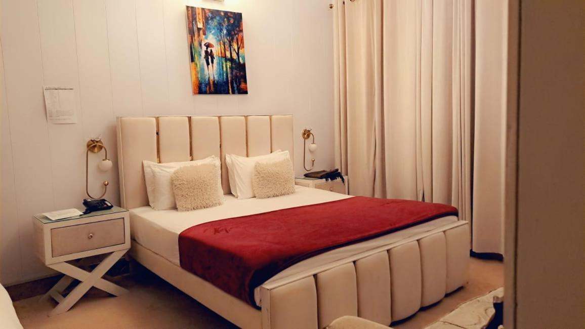 The Life Style Lodges Opp Centaurus Mall Исламабад Экстерьер фото