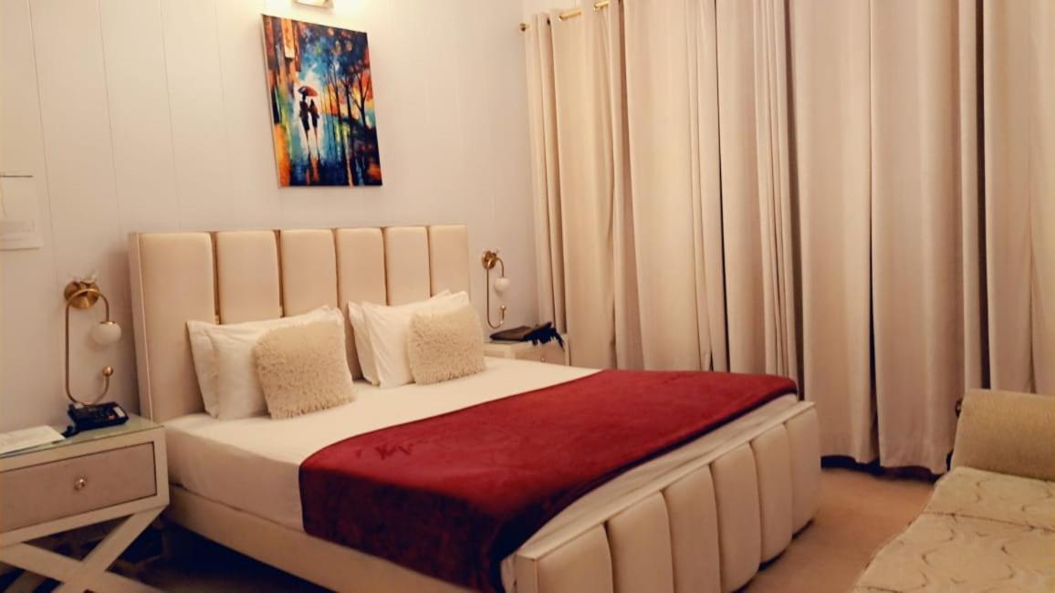 The Life Style Lodges Opp Centaurus Mall Исламабад Экстерьер фото